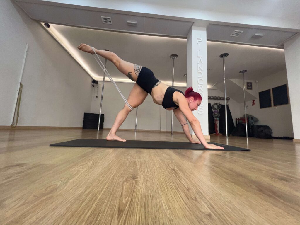     Entrenamiento de pilates enfocado en fortalecer glúteos y mejorar la estabilidad corporal.
